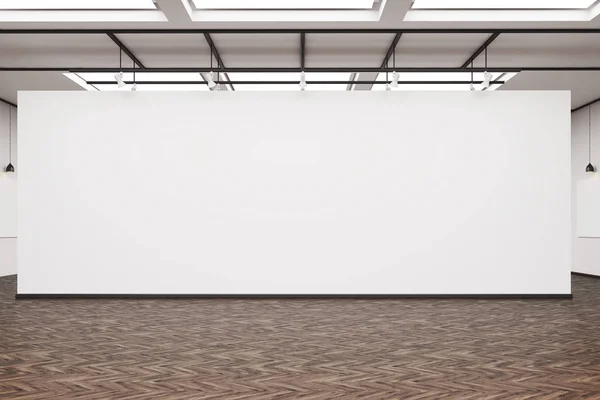 Gran pared en blanco en una galería de arte con suelo de madera oscura — Foto de Stock