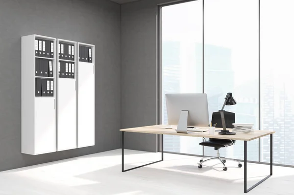 Vue latérale d'un bureau de PDG avec étagères et ordinateur — Photo