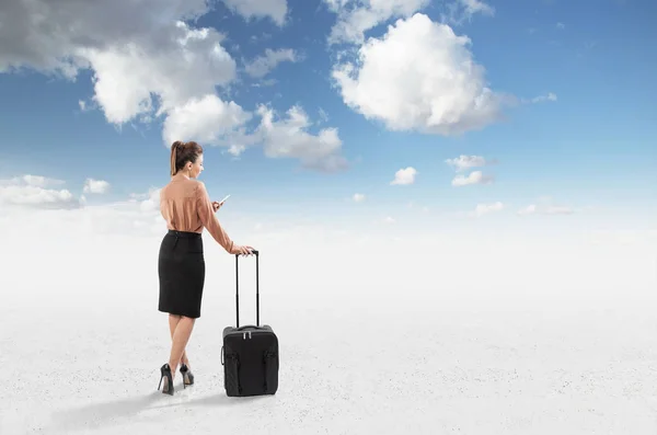 Frau mit Gepäck und bewölktem Himmel — Stockfoto