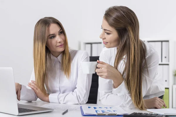 女孩与咖啡的交谈 — 图库照片