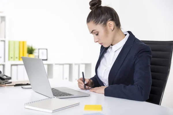 Una mujer de negocios seria está escribiendo una nota —  Fotos de Stock