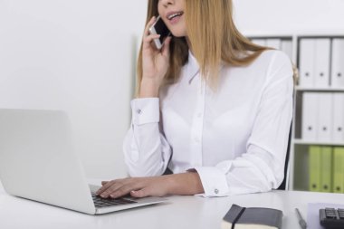 Telefonunu ofisinde sarışın bir kız yakın çekim