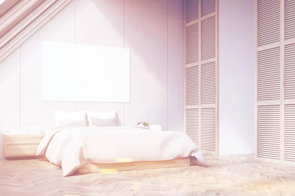 Вид сбоку на мансардную спальню, деревянная, тонированная — стоковое фото