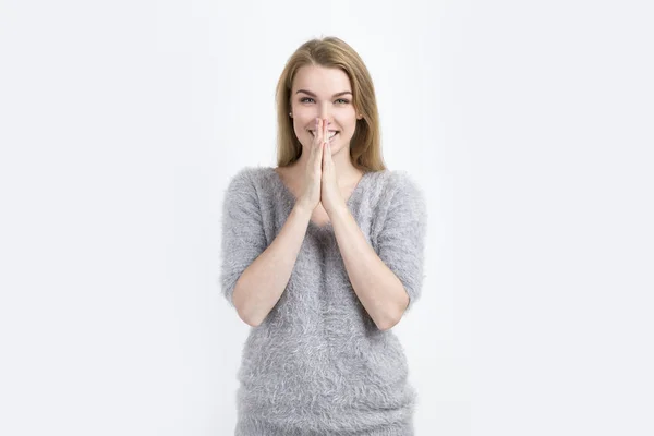 Mujer rubia feliz en suéter gris — Foto de Stock