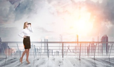 Dürbün gökdelen balkonda kadınla