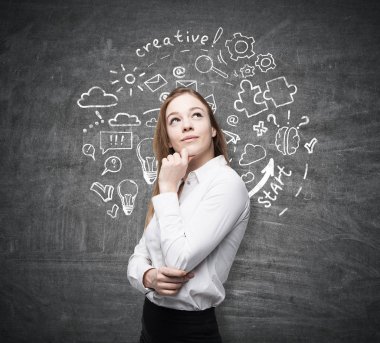 Sevimli kadın ve yuvarlak başlangıç kara tahta kroki