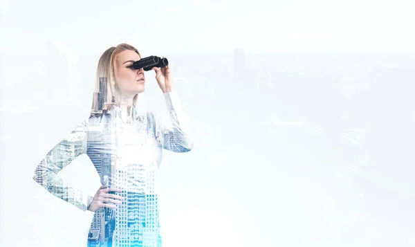 Mulher com binocular e uma cidade — Fotografia de Stock