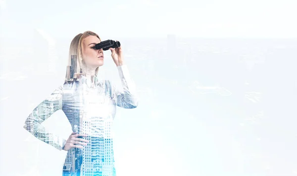 Frau mit Fernglas und einer Stadt — Stockfoto