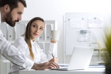 Sakallı adam ve bir kadın bir ofiste