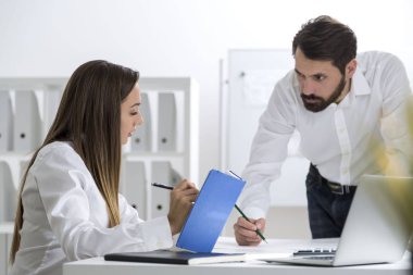 Konuşma ve yazma kadın ve erkek