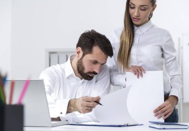 Sekreter tarafından verilen belgelerin imzalanması adam