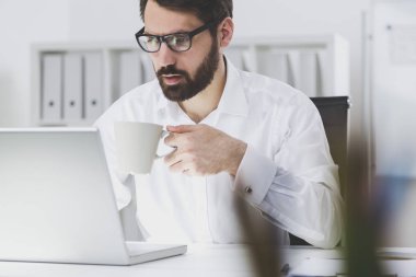 Sakallı işadamı onun e-posta iletilerini okuma