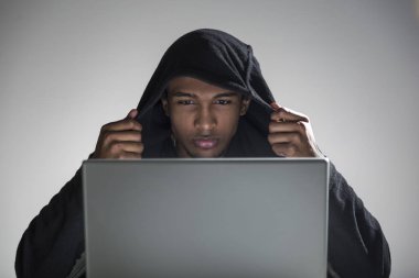 Afro-Amerikan hacker'bir hoodie