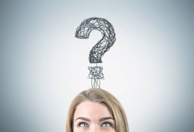 Kadının baş closeup ve siyah soru işareti