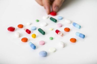 Adam bir talbe üzerinden bir hap almaktan