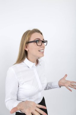 Hayal kırıklığı içinde açıklayan kadın