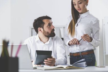 Hesap makinesi ile patron alt görünüyor