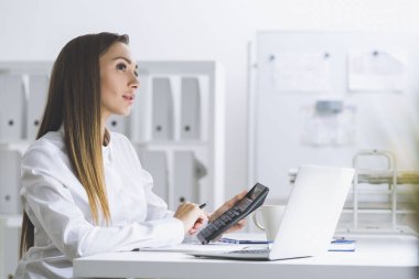 Kadın düşünme hesap makinesi ile