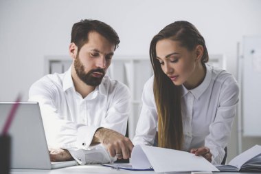 Erkek ve kadın uzun saçlı belge okuma