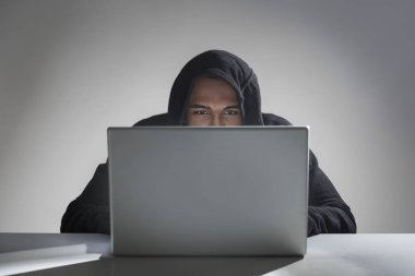 Afro-Amerikan hacker'bir hoodie