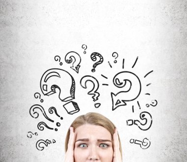 Kadının baş ve siyah soru işaretleri