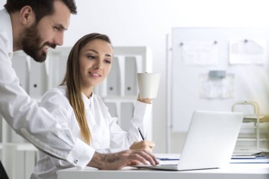 Sakallı adam ve bir kadın iş yerinde