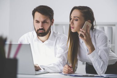 Yazarak, kadın ofiste telefonunda adam