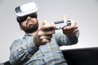 Denetleyicisi vr oyun oynuyor tişörtlü adam