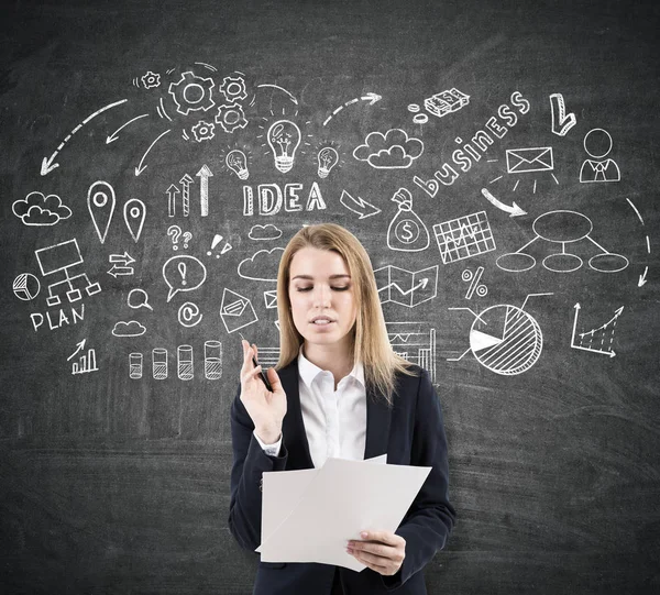 Ragazza con documenti e bozzetto di idea di business — Foto Stock