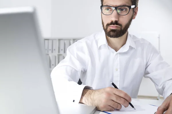 Retrato de un empleado con gafas — Foto de Stock