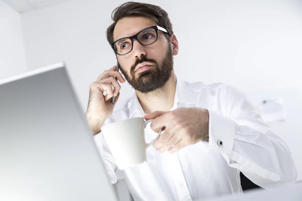 Hombre ocupado con café en su teléfono — Foto de Stock