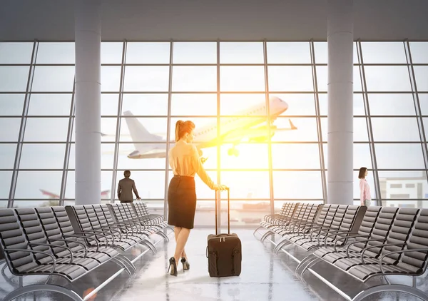 Mulher com bagagem no aeroporto — Fotografia de Stock