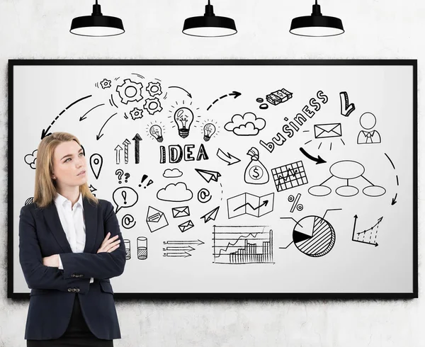 Blondes Mädchen und Geschäftsidee auf Whiteboard — Stockfoto