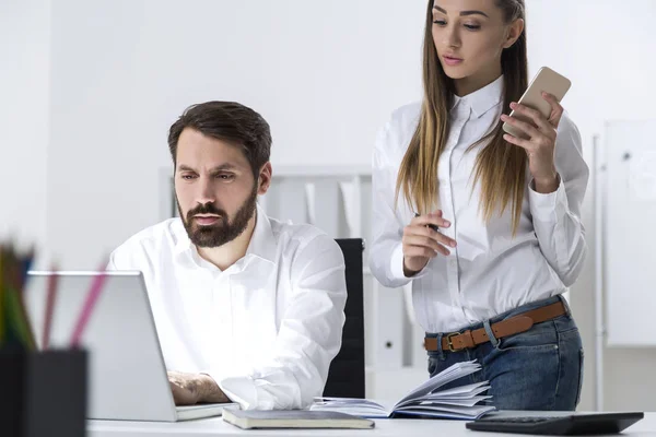 El jefe está trabajando, la secretaria se acerca. — Foto de Stock