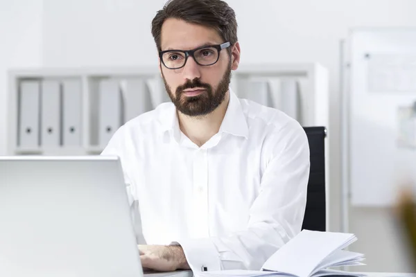 Empresario barbudo haciendo plan de negocios — Foto de Stock