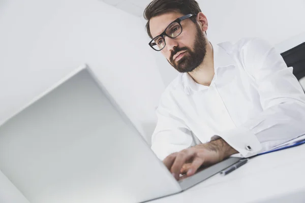 Joven jefe barbudo en el trabajo — Foto de Stock