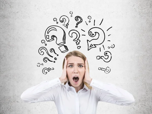 Şok kadın ve soru işaretleri, beton duvar