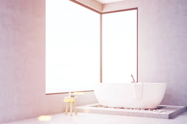 Dikdörtgen pencere tonda, banyo köşesinde — Stok fotoğraf