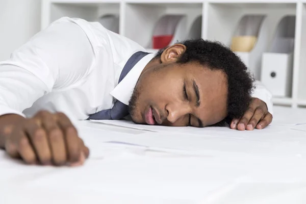 Greffier afro-américain endormi au bureau — Photo