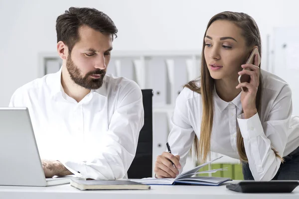 Dois empregados da empresa no escritório — Fotografia de Stock