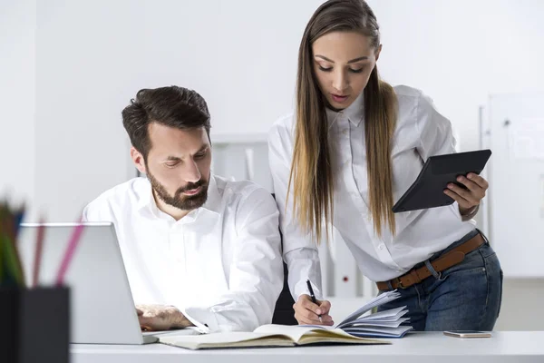 Man kijken naar secretaris van opmerking — Stockfoto