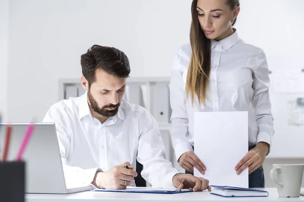 Nő és férfi a dokumentumok — Stock Fotó