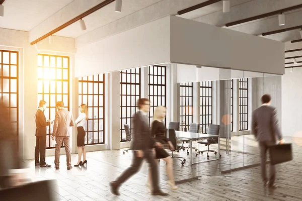 Geschäftsleute gehen in einem gläsernen Büro. helles Sonnenlicht. Konzept des Bürolebens. 3D-Darstellung. getöntes Bild. Attrappe — Stockfoto