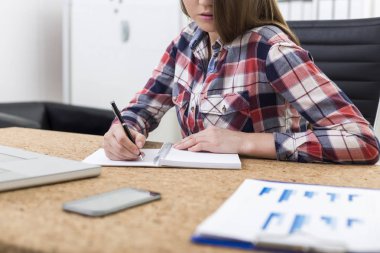 Bir genç kadın el yazısı yakın çekim