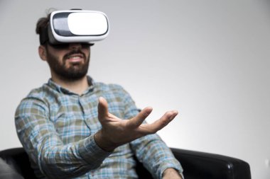 Görünmez madde tutan vr gözlüklü adam