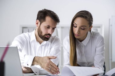 Erkek ve kadın uzun saçlı rapor okuma