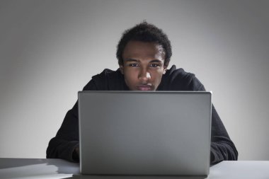 Siyah adam onun dizüstü bilgisayar ekranından okuma