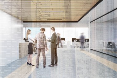 Bir ofiste bir bisiklet ile konuşan insanlar şehir