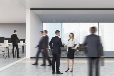 İnsanlar toplantı salonu ile açık ofis