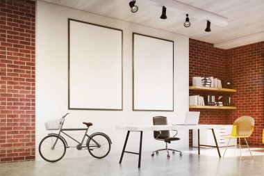 Sarı sandalye, iki afiş, ev ofis tonda